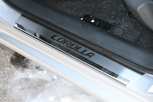 Toyota Накладка на внутренние пороги с рисунком (компл. 4шт.) TOYOTA (тойота) Corolla/Королла 13- - Автоаксессуары и тюнинг