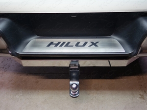 ТСС Накладка на задний бампер (лист шлифованный надпись HILUX) TOYOTA (тойота) Hilux 15- - Автоаксессуары и тюнинг