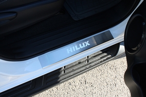 Toyota Накладка на внутренние пороги с рисунком (компл. 4шт.) TOYOTA (тойота) Hilux 15- - Автоаксессуары и тюнинг