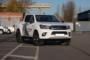 Toyota Решётка в бампер 10 мм - хром. заглушки TOYOTA (тойота) Hilux 15- - Автоаксессуары и тюнинг