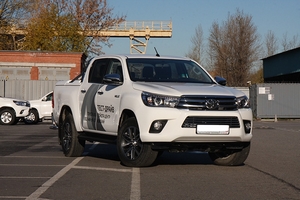 Toyota Решётка в бампер 16 мм - хром. заглушки TOYOTA (тойота) Hilux 15- - Автоаксессуары и тюнинг